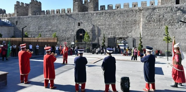 KAYSERİ KALESİ MEHTER SESLERİYLE YANKILANIYOR