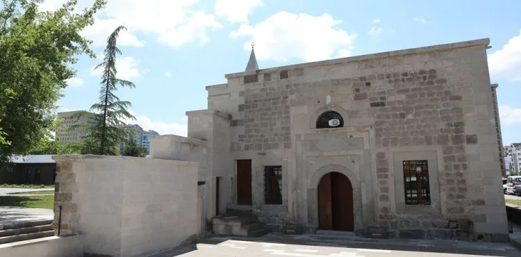 KOCASİNAN BELEDİYESİ, 2 ASIRLIK TARİHİ CAMİYİ RESTORE ETTİ