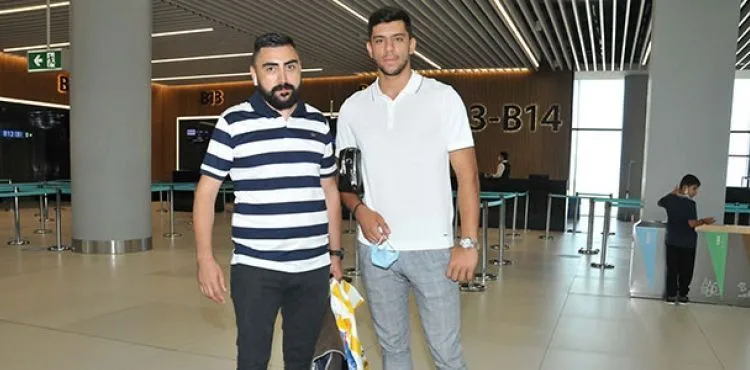 Cenk Özkacar, Lyon ile sözleşme imzalamak için Fransa'ya gitti
