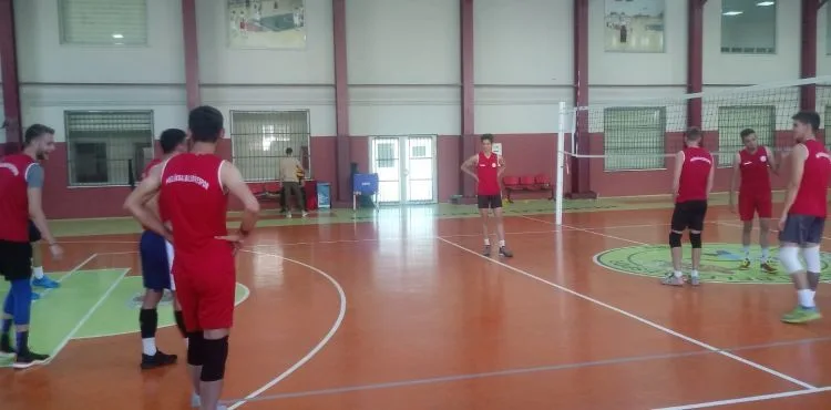 MELİKGAZİ VOLEYBOL TAKIMI ANTRENMANLARINA DEVAM EDİYOR