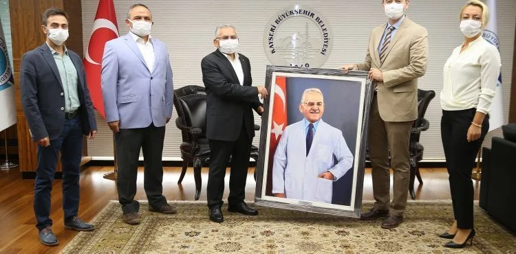 KAYSERİ TABİPLER ODASI’NDAN BAŞKAN BÜYÜKKILIÇ’A ANLAMLI HEDİYE