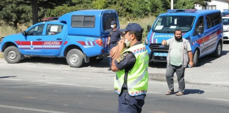Yük treninin çarptığı eşek üzerindeki 2 kişiden biri öldü, biri yaralandı