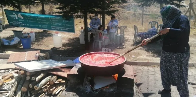 BELSİN’DE DOMATESLER SALÇA OLUYOR, KAZANLAR KAYNIYOR