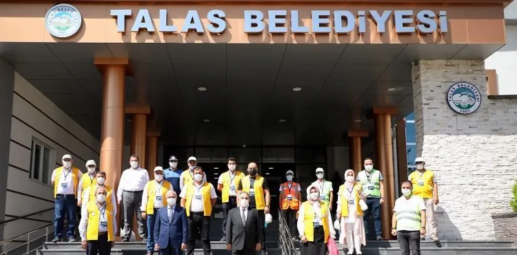TALAS’TA ‘PANDEMİ GÖNÜLLÜLERİ’ MASKE DAĞITTI