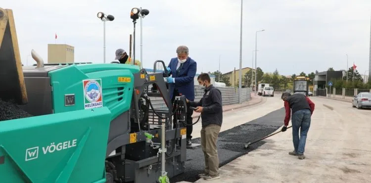 MİNİ ASFALT MAKİNASI İLE MELİKGAZİ’DE ASFALTSIZ YOL KALMAYACAK