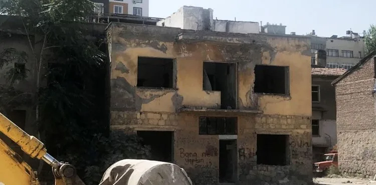 Uyuşturucu kullanıcılarının uğrak yeri olan metruk binalar yıkılıyor