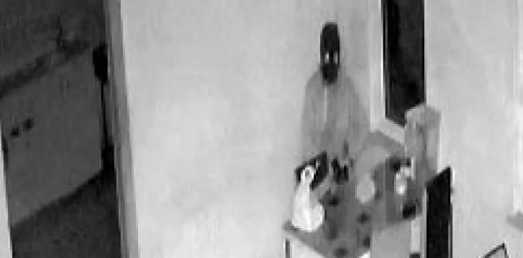Maskeli hırsız, girdiği fabrikada güvenlik kamerasını görünce yemek yedi