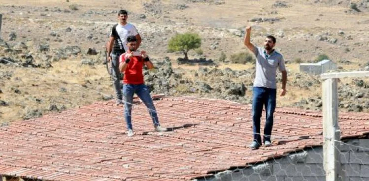 Evlerinin yıkımını engellemek için çatıya çıkıp, tüfekle ateş açtılar