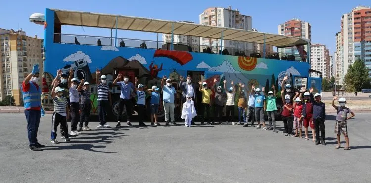 BAŞKAN YALÇIN’DAN, TARLADA ÇALIŞAN ÇOCUKLARA TALAS GEZİSİ