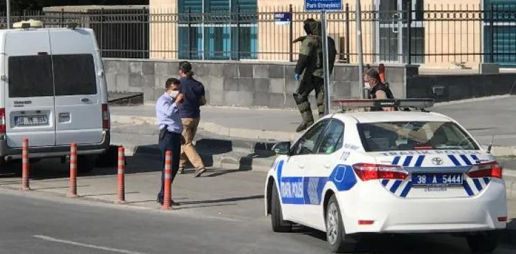 Kayseri'de Bölge Adliye Mahkemesi önünde şüpheli paket paniği