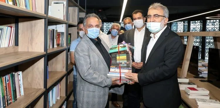 7/24 KÜTÜPHANEYE İLK KİTAP BAĞIŞI TANER YILDIZ’DAN
