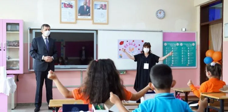 Bakan Selçuk'tan okullara ziyaret