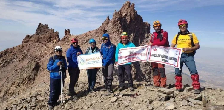 Dağcılardan Erciyes Dağı'na Gaziler Günü tırmanışı