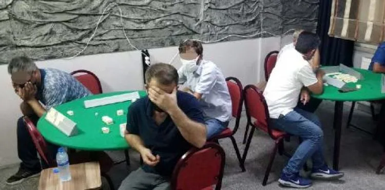 Koronavirüs temaslısı, kahvede kumar oynarken yakalandı