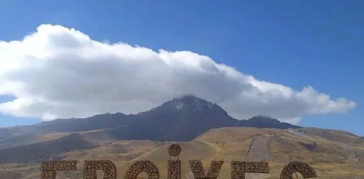 Erciyes'in zirvesine kar yağdı