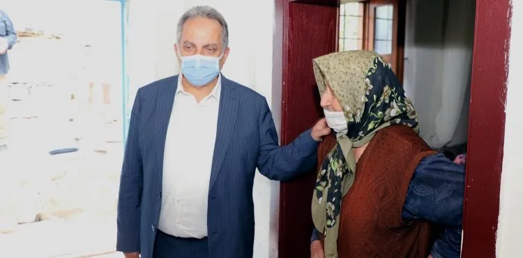 BAŞKAN YALÇIN FATMA TEYZE’NİN HEM GÖNLÜNÜ HEM DUASINI ALDI