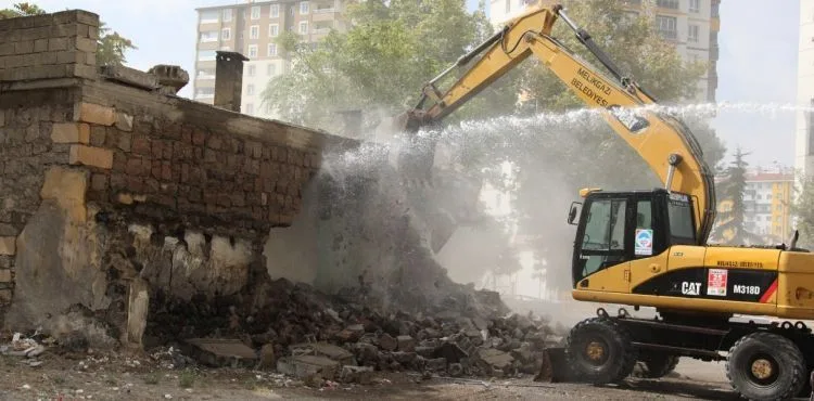 TACETTİNVELİ, GÜLÜK VE YILDIRIM BEYAZIT MAHALLELERİNDE METRUK BİNALAR YIKILIYOR