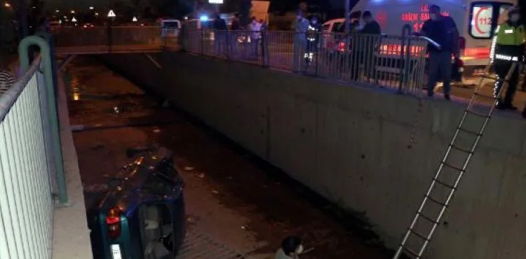 Kayseri'de otomobil kanala devrildi: 2 yaralı