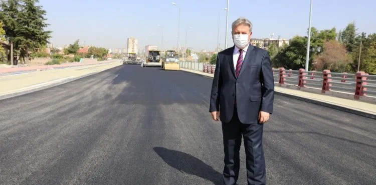 MELİKGAZİ’DE YOLLAR HEM YENİLENİYOR, HEM DE AĞAÇLANDIRILIYOR