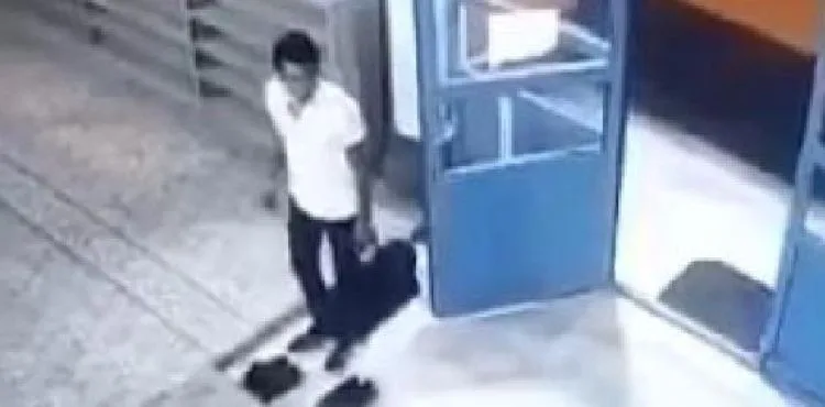 Camiye eski ayakkabıyla geldi, yeni ayakkabıyla gitti