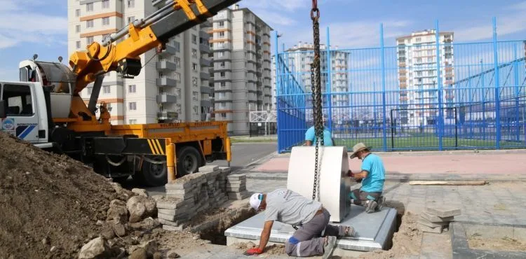 MELİKGAZİ’DE YER ALTI ÇÖP KONTEYNERLERİ İLE KOKU VE BAKTERİLERİN ÖNÜNE GEÇİLİYOR