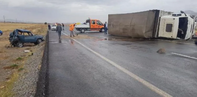Kazada yola savrulan yolcu, devrilen TIR'ın altında kalarak öldü
