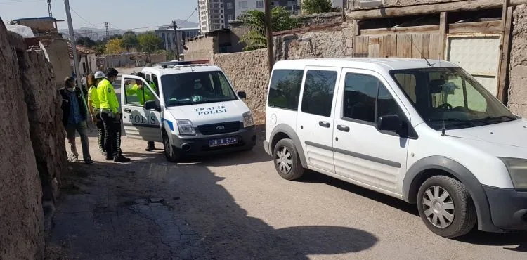 Babasının sürdüğü otomobil altında kalan çocuk hastanede can verdi