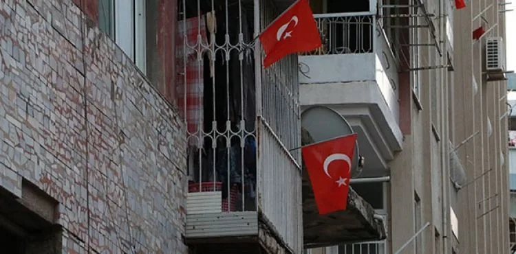 İskenderun'da patlamanın yaşandığı caddede teröre ‘Türk bayraklı’ tepki
