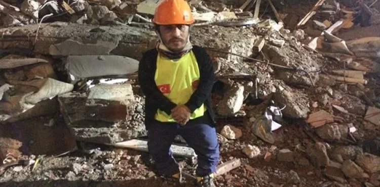 1 metre boyu ile 4 gündür enkazda hayat kurtarma mücadelesi veriyor