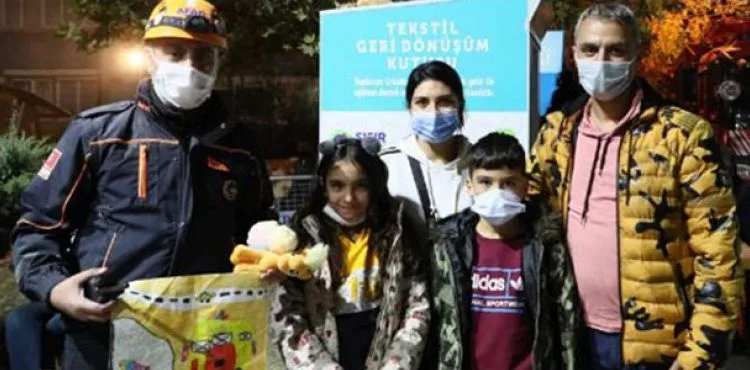 Elif'i çıkaran AFAD görevlisine yaptıkları resim ile teşekkür ettiler