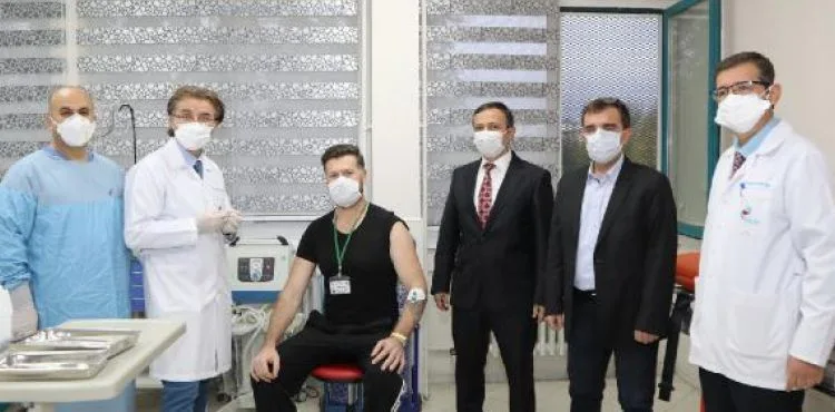 Yerli Covid-19 aşısının insan deneyleri başladı, ilk doz uygulandı