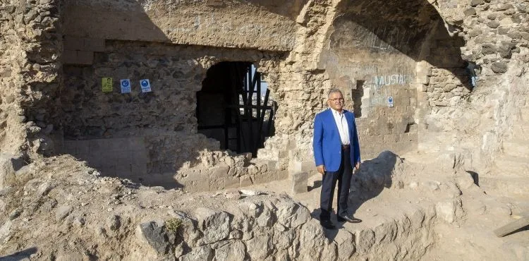 BÜYÜKŞEHİR, SELÇUKLU MİRASI KIZIL KÖŞK’Ü RESTORASYONA HAZIR HALE GETİRDİ