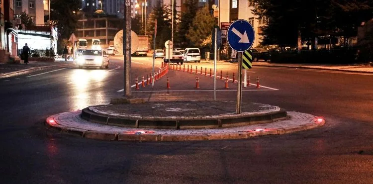 TALAS’IN KAVŞAKLARINA IŞIKLI REFLEKTÖRLER KONUYOR