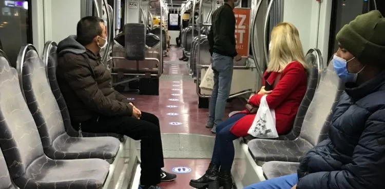Kayseri'de tramvaylarda koronavirüse karşı 'konuşmayın' uyarısı