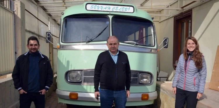 Babasının emanet bıraktığı 1955 model otobüse özenle bakıyor