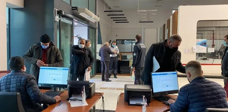 MELİKGAZİ'YE GELEN VATANDAŞIN SAĞLIĞI İÇİN HES KODU ALMAYA YARDIMCI OLUNUYOR