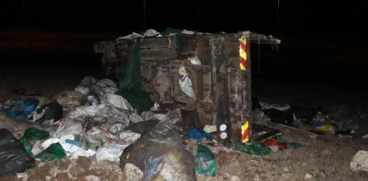 Kamyonet ile otomobil çarpıştı: 2 ölü, 4 yaralı