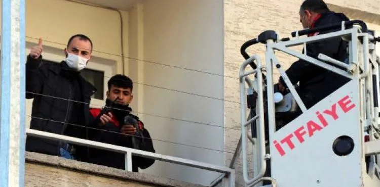 Boş evde mahsur kalan güvercini kurtarma seferberliği