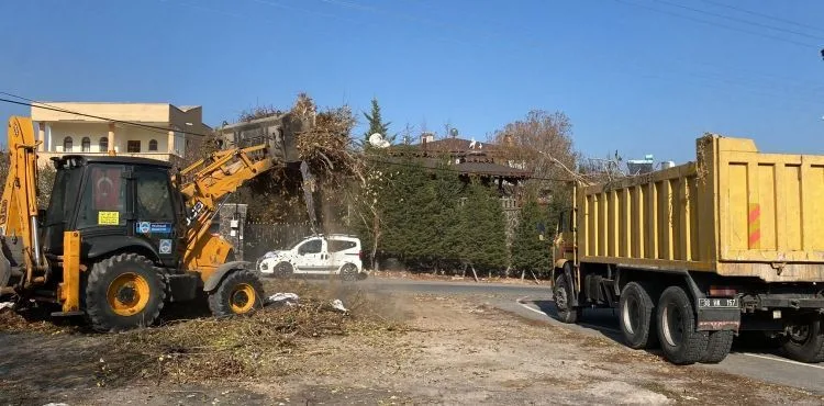 KURU YAPRAKLAR GERİ DÖNÜŞÜYOR, MELİKGAZİ’NİN PARKLARINA GÜBRE OLUYOR