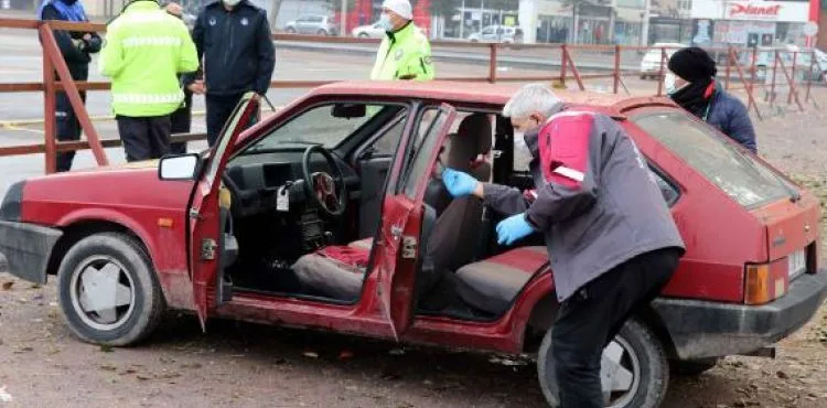 Çaldığı otomobili yakıtı bitince terk etti