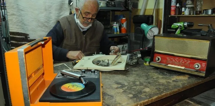 57 senelik usta, asırlık radyo ve pikapları tamir ediyor
