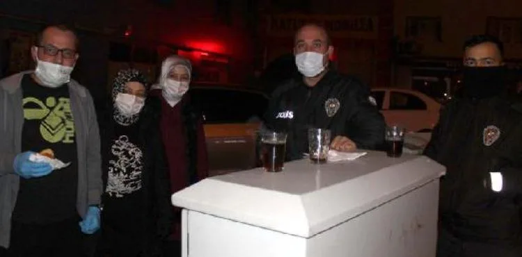 Kayseri'de, eksi 2 derecede görev yapan polislere vatandaştan çay ve poğaça ikramı