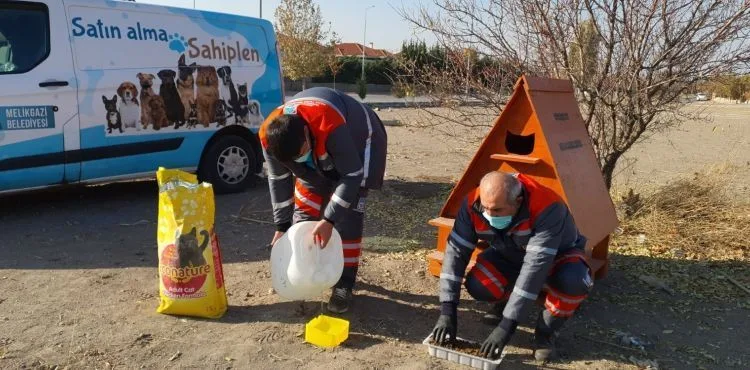 SOKAĞA ÇIKMA KISITLAMASINDA MELİKGAZİ'DE SOKAK HAYVANLARI UNUTULMADI