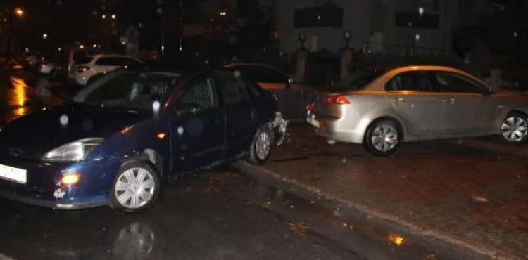 Otomobil park halindeki 2 araca çarptı: 1 yaralı
