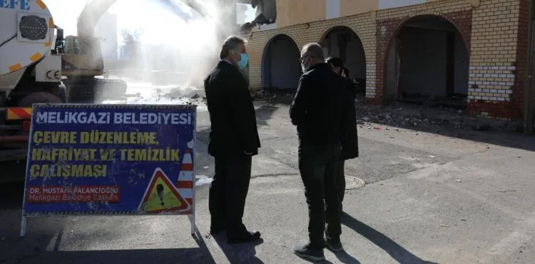 YILDIRIM BEYAZIT’TA ESKİ BİNALARIN YIKIMI DEVAM EDİYOR