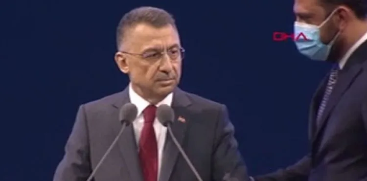 Cumhurbaşkanı Yardımcısı Fuat Oktay kürsüde rahatsızlandı