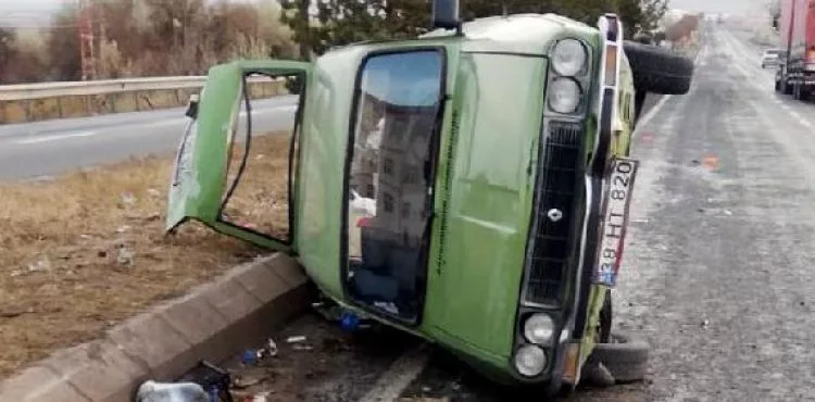 Kayseri'de TIR, otomobile çarptı: 4 yaralı