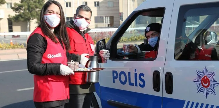 Kızılay'dan filyasyon ve polis ekiplerine kek ve çay ikramı