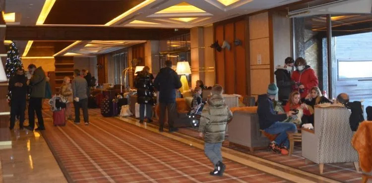 Erciyes'te kısıtlama nedeniyle pistler boş kaldı, turistler şehir merkezinde dolaştı