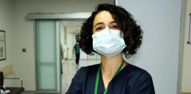 Eşi ve 2 çocuğuyla koronavirüsü yenen hemşire: Maske, insanların hayatını kurtarıyor
